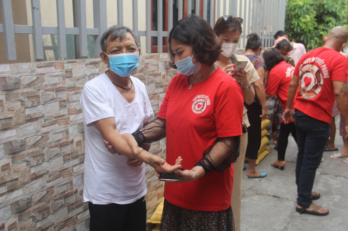 Bà Cao Thị Ánh Tuyến (trú tại phố Lê Duẩn, phường Trung Phụng, Đống Đa, Hà Nội - CLB thiện nguyện Tuyết Phong) cho biết: Vào thứ 2, thứ tư và thứ 6 hằng tuần, các thành viên CLB thiện nguyện lại đi mua gạo, thực phẩm và gom gạo ủng hộ từ các nhà hảo tâm để nấu hàng trăm suất cơm mang đến cho người lao động nghèo, người bệnh tại các bệnh viện trên địa bàn thành phố.