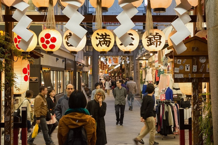 Chợ Nishiki rất nổi tiếng ở Kyoto và được mọi người dân hay khách du lịch yêu thích. Khu chợ Nishiki có rất nhiều thứ đặc sản Nhật Bản mà bạn có thể tìm thấy như sushi, các loại keo đặc sản, hải sản khô – tươi sống, rau ngâm… và các món ngon Kyoto khác được bán với mức giá hợp lý tại chợ Nishiki.