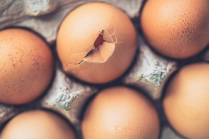 Protein nạc duy trì năng lượng và cơ bắp: NCI khuyến cáo nên ăn nhiều đạm hơn khi hóa trị để cung cấp năng lượng cho cơ thể và giữ cho cơ bắp khỏe mạnh khi điều trị hút kiệt nó. Chọn lựa các protein nạc như trứng, cá, đậu phụ và thịt gà. Nhiều người bị ung thư thấy thịt đỏ có vị kim loại khó chịu.