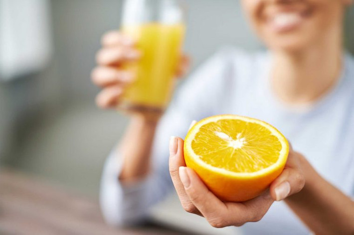 Nước cam ngăn ngừa khô miệng: Ngăn ngừa khô miệng trước khi nó xảy ra bằng cách bổ sung vào chế độ ăn với nhiều thức ăn ngọt và chua. Theo NCI, các loại đồ uống như nước chanh và nước cam sẽ giúp tạo ra nhiều nước bọt hơn vì vị chua của chúng kích thích tuyến nước bọt.