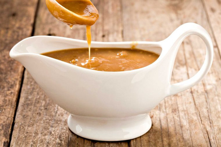Nước hầm chống khô miệng: Nếu khô miệng, tác dụng phụ thường gặp của hóa trị, gây khó nuốt, hãy thử làm ẩm thức ăn của bạn bằng cách trộn nó với nước sốt, chan nước hầm, hoặc thậm chí trộn với sữa ít béo. Xay nhuyễn thực phẩm cũng sẽ giúp bữa ăn dễ dàng hơn.
