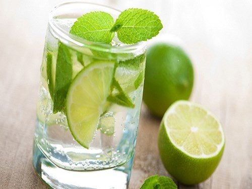 Chanh tươi có tác dụng thanh nhiệt, sát trùng, điều chỉnh chức năng tiêu hóa, trị ho, tan đàm. Bạn nên dùng chanh tươi vắt lấy nước, thêm đường cho đến khi vừa miệng, khuấy đều và thêm đá, giúp bạn giải khát vào những ngày nắng nóng.