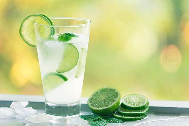 Nước chanh tươi: Chanh là loại quả có tính bình, chứa nhiều nguyên tố vi lượng cần thiết cho cơ thể, tinh dầu và acid citric đặc trưng. Những chất dinh dưỡng này trợ giúp rất nhiều đối với việc chuyển hóa năng lượng, tăng cường sức đề kháng.