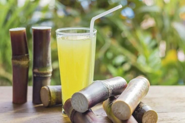 Nước mía được coi là loại thuốc tự nhiên để chữa bệnh vàng da và được khuyến cáo sử dụng. Nếu bạn uống hai ly nước mía với chanh và muối thường xuyên, nó sẽ giúp quá trình phục hồi nhanh chóng hơn, đồng thời cung cấp rất nhiều năng lượng.