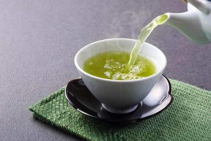 Trà xanh còn giàu hàm lượng Epigallocatechin Gallate (EGCG), là chất chống oxy hóa mạnh nhất có nguồn gốc tự nhiên, giúp giảm mệt mỏi, căng thẳng khi làm việc ở cường độ cao và làm mát da, lọc bỏ độc tố trên da, làm sáng, mịn da. Thời tiết nóng của mùa hè, uống trà vừa tốt cho sức khoẻ, vừa giải khát.