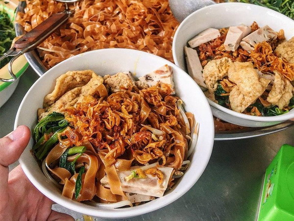 Bánh đa cua trộn: Nói đến những món trộn ngon nhất ở Hà Nội chắc chắn bạn sẽ không thể bỏ qua cái tên bánh đa cua. Về cơ bản, nguyên liệu và cách thức làm của món bánh đa cua và miến trộn gần như không có gì khác nhau. Tuy nhiên, hai món lại mang hương vị không thể lẫn vào nhau được.