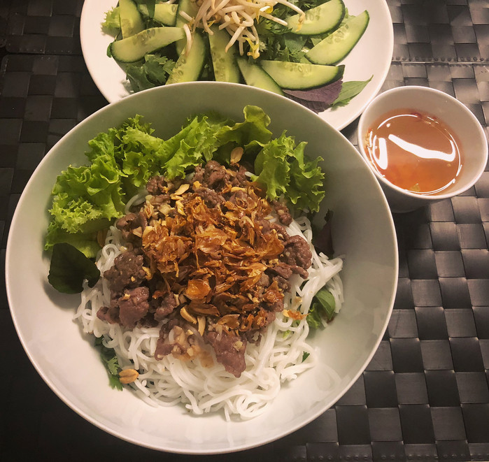 Bún bò Nam Bộ: Nhắc đến ẩm thực Nam Bộ những ngày hè oi bức thì ắt hẳn ai cũng sẽ nghĩ ngay đến món bún bò trộn thơm ngon nóng hổi. Nóng như vậy mà có một bát bún bò thơm ngon và đậm vị thì đúng là chẳng còn gì bằng hết. Sợi bún mềm mỏng trắng tinh được điểm thêm màu sắc của hành phi, rau sống, lạc cùng chút thịt bò xào.