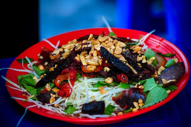 Nộm chính là cái tên nằm đầu danh sách khi nhắc đến các món trộn ngon của Hà thành. Nộm được biến hóa với nhiều nét đa dạng để có thể ăn ngon trong cả bốn mùa. Những món nộm ngon độc nhất Hà thành có thể kể đến nộm sứa, nộm Lim, nộm chim và đặc biệt là nộm thịt bò với nhiều biến tấu khác nhau.