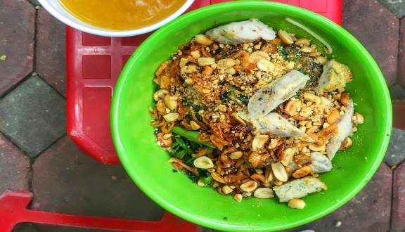 Miến trộn là món có nhiều "phiên bản". Từ miến trộn lươn, cua, cá, gà... tất cả đều có những hương vị riêng, độc đáo và vô cùng hấp dẫn. Miến trộn cua có lẽ là món phổ biến, có mặt ở nhiều quán ăn nhất.