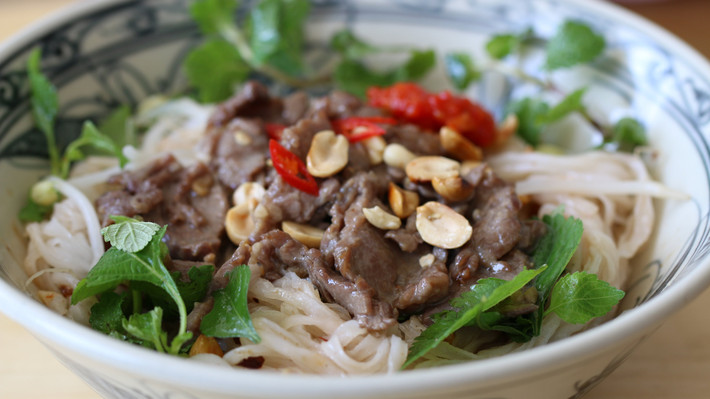 Phở trộn thường được cho thêm thịt gà hoặc thịt bò, đôi lúc còn có ngan tùy theo nhu cầu và khẩu vị của từng người sẽ bỏ thêm vào. Khi thưởng thức món phở trộn, bạn được nếm đủ hương vị độc đáo khác nhau của những nguyên liệu chính với những món ăn kèm như: rau sống, lạc, hành phi,...