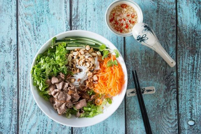 Bún bò Nam Bộ không phải của người Hà Nội nhưng vẫn được người dân Hà thành lựa chọn như một thức quà ăn sáng, ăn trưa hay tối đều rất hợp. Đặc trưng là bún khô, thêm ít giá đỗ tươi, hành khô thơm nức, những lát thịt bò thái mỏng, bún bò Nam Bộ đem lại hương vị rất riêng so với bún Hà Nội. Ảnh: Internet.