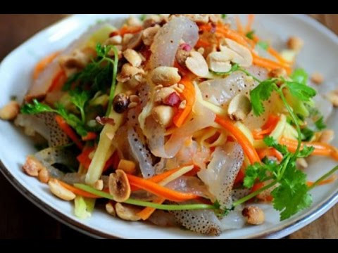 Mỗi món nộm đều có cái ngon, cái riêng nhưng tựu chung lại là vị chua mát, ngọt ngọt rất dễ chịu. Không cầu kì trong cách chế biến, nộm Hà Thành thu hút thực khách bằng chính sự đơn giản mà vẫn tinh tế.
