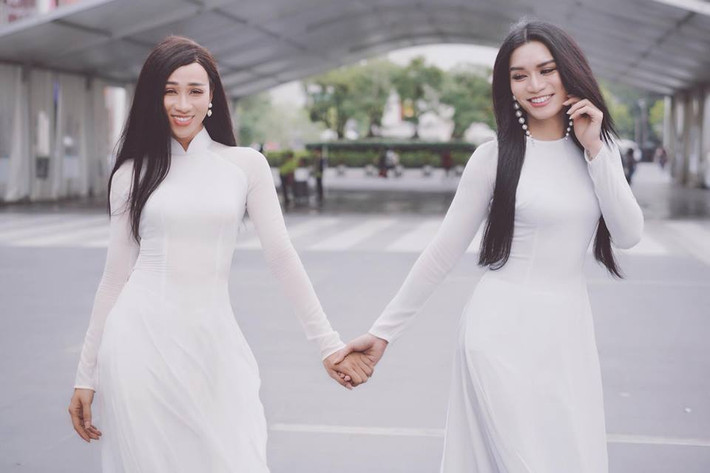 Thậm chí, BB Trần diện áo dài duyên dáng còn đẹp hơn các cô gái.