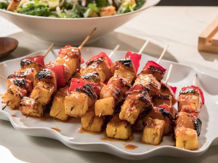Thịt nướng Shish: Thành phần món ăn bao gồm: thịt cừu và thịt bò băm nhỏ, trộn với muối, rau mùi tây và nặn hình dạng xúc xích, cuối cùng được nướng chín trên than củi. Mùi thịt quyện mùi khói thơm phức tạo nên sự hấp dẫn đặc biệt cho món ăn.
