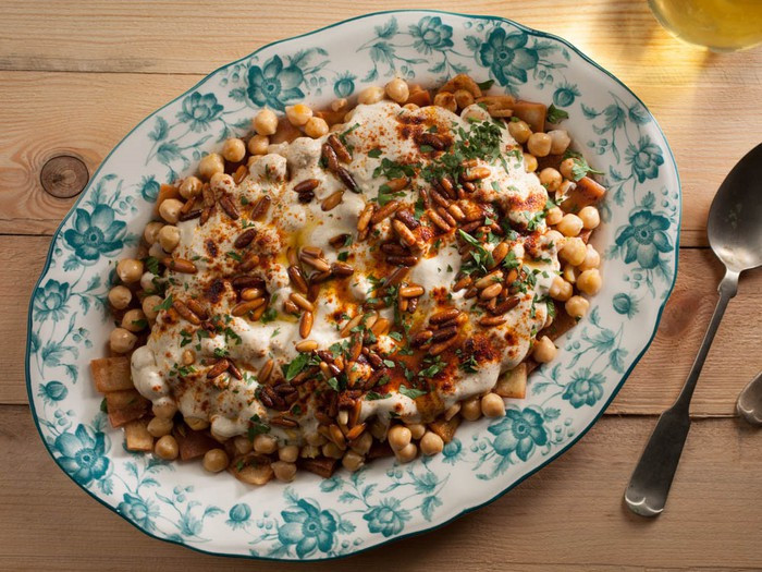 Fattet hummus: Đây là sự kết hợp độc đáo của bánh mì đã được ngâm trong nước dùng để chúng trở nên mềm mịn hơn, sau đó bánh mì được trộn chung với hummus, tahini và nước chanh. Fatter hummus hoàn thành có độ bông xốp mịn màng như kem với độ đặc vừa phải khiến thực khách ăn mãi chẳng biết ngán.