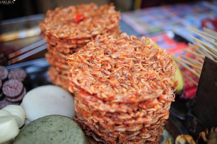 Bánh tép ở Phượng Hoàng Cổ Trấn rất đa dạng nhưng hấp dẫn du khách nhất lại chính là món bánh tép chiên. Cũng như lẩu cá cay, bánh tép cũng sử dụng tép tươi từ dòng sông Đà Giang, tép sẽ được trộn và đem rán cùng với trứng và bột. Khi chín rồi họ rắc thêm một lớp hành và ớt để thêm mùi vị.