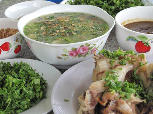 Cháo ám: Mất khá nhiều công sức để có nồi cháo ám ngon. Cá lóc để nấu cháo phải tươi, mập đem luộc và gỡ từng miếng, bỏ xương rồi xào với hành thơm nức mũi. Trứng cá lóc đánh nhuyễn rồi mới cho vào nồi cháo nấu từ nước luộc cá. Trong món cháo ám còn có cả hành khô, tôm khô, mực khô nướng.