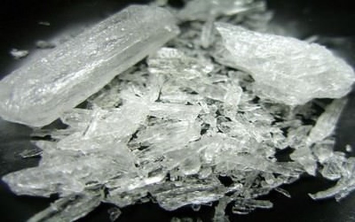 Ma túy đá (Methamphetamime, hay còn gọi là meth hay ice) là chất kích thích gây nghiện, tạo ra những cảm giác dễ chịu cho người sử dụng. Dùng meth quá liều có thể làm tăng nhịp tim, đau tim và huyết áp cao.