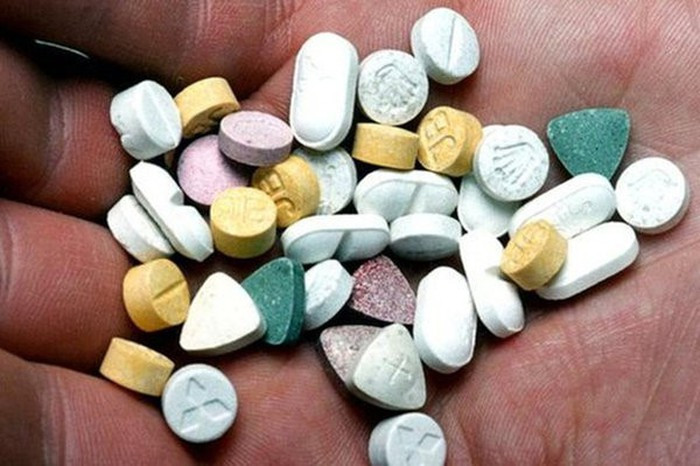 Thuốc lắc được dùng nhiều trong quán bar. Việc "cắn" lắc sẽ khiến người sử dụng có thể chịu đựng được âm thanh cường độ lớn của quán bar mà nhiều người khác không thể chịu nổi. Khi sử dụng lâu ngày, người dùng cũng sẽ bị loạn thần với ảo thanh dai dẳng và hoang tưởng.
