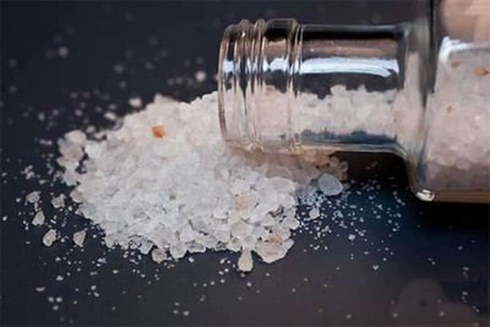 Muối tắm thần kinh (PABS) là loại chất gây nghiện rẻ tiền được bán thay thế cho các chất kích thích đắt tiền hơn như methamphetamine hoặc cocaine. Chúng có thể ăn, tiêm hoặc súc miệng. Đã có nhiều trường hợp dẫn đến tử vong vì dùng muối tắm.