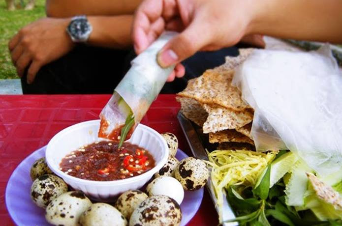 Điểm nhấn của món ăn chính là chén mắm ruốc mặn mòi hương vị vùng biển, vắt thêm chanh và bỏ ớt để thêm hấp dẫn. Khi ăn, người ta trải bánh tráng ra, cho trứng cút, rau sống, bánh tráng nước, cuộn khéo léo như gỏi cuốn, sau đó chấm vào chén mắm ruốc đã ra sẵn.