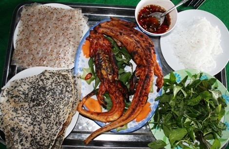 Dông được chế biến thành nhiều món ngon như chả, gỏi, chiên. Đặc biệt, chả dông là món xuất hiện trong thực đơn của hầu hết các nhà hàng ở Mũi Né. Người ta làm sạch thịt dông, băm nhuyễn sẽ được trộn với ớt bột, nấm mèo, gói như nem rồi rán nóng. Miếng chả dông giòn tan, thơm bùi, ăn kèm rau sống và chấm mắm chua ngọt.