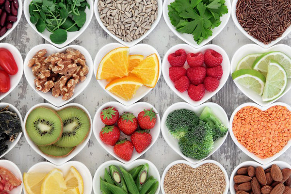 Tăng cường vitamin: Chất chống oxy hóa có tác dụng ngăn ngừa tác hại của ánh nắng mặt trời và khói thuốc lá đối với cơ thể. Cách đơn giản để bổ sung chất chống oxy hóa cho cơ thể là qua đường ăn uống. Các chất chống oxy hóa mạnh nhất làm chậm quá trình lão hóa là selen, vitamin E và vitamin C