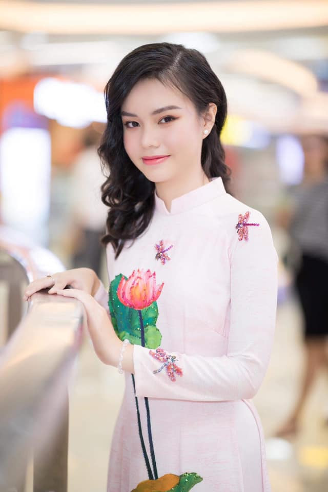 Cô diện áo dài duyên dáng và trang điểm "hơi dừ".