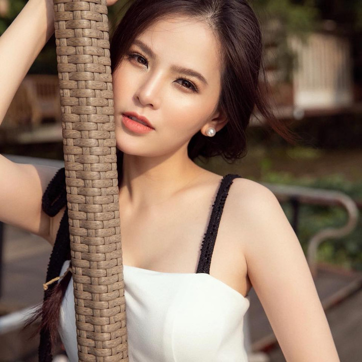 Váy hai dây giúp Phi Huyền Trang khoe vòng một tròn đầy và làn da trắng nõn.