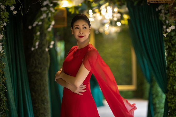 Quý bà U50 không ngại diện những trang phục màu hot như đỏ, hồng, trắng...