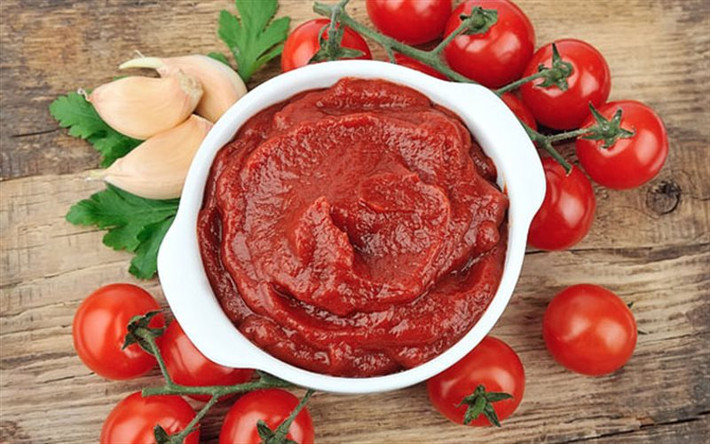 Nước xốt là thành phần không thể thiếu khi chuẩn bị món mì ống, pizza và phở. Tuy nhiên, chúng chứa đầy natri, chất gây ra cao huyết áp và cũng dẫn đến nguy cơ bệnh thận. Vì vậy, hãy thay thế nước sốt bằng nhiều loại rau củ và gia vị để có được nhiều lợi ích sức khỏe.