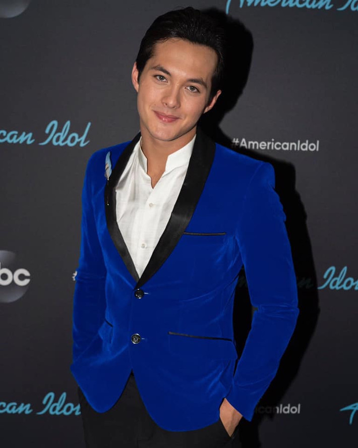 Phong cách thời trang lịch lãm của Laine Hardy khiến bao cô gái mê mẩn.
