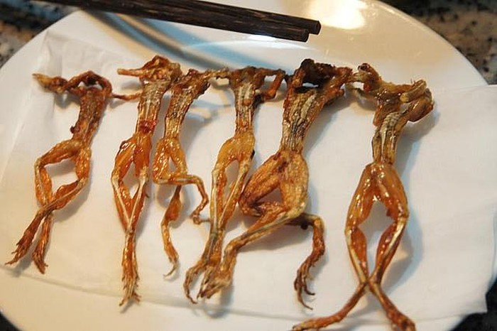 Sau khi bắt về, nhái được lột da, làm sạch, sau đó mới tẩm ướp tiêu, muối, ớt và một số gia vị đặc biệt của miền Tây rồi đem đi phơi. Sau khi phơi đạt chuẩn, nhái khô “quắt” lại bằng ngón tay.