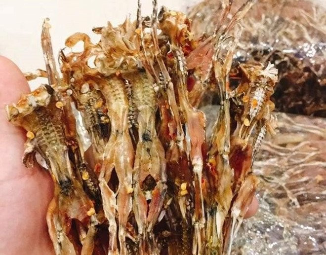 Giá nhái khô dao động từ 300.000 – 400.000 đồng/ kg, nhưng vào những dịp cao điểm, giá nhái có khi lên đến 600.000 - 700.000 đồng/kg.