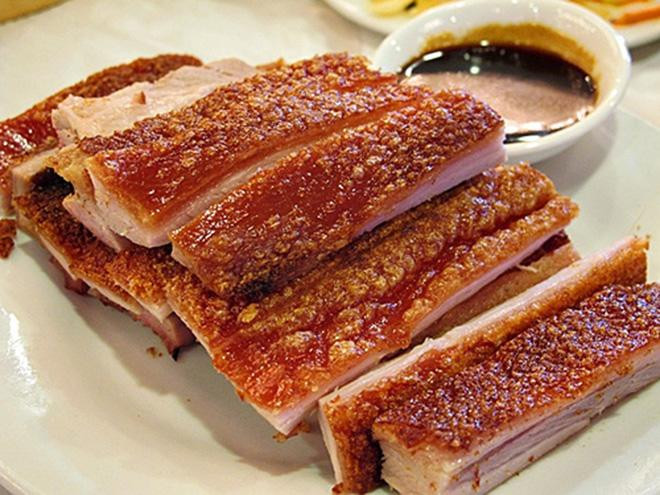 Heo thả rong là đặc sản của sóc Bom Bo (huyện Bù Đăng, tỉnh Bình Phước) được nhiều du khách biết đến. Đây là loại heo được nuôi bán hoang dã, hoàn toàn không dùng thức ăn chế biến nên chất lượng thịt ngon, ít mỡ.