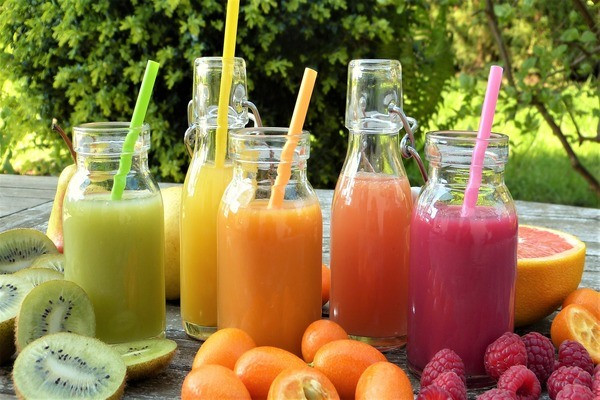 Sinh tố là một cách tuyệt vời để đảm bảo cơ thể bạn được cung cấp đầy đủ nước và chất dinh dưỡng khi đau họng.
