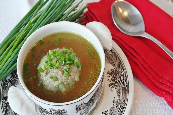 Canh xương: Nước dùng xương có thể giúp giảm viêm, thỏa mãn cơn đói, làm ấm cổ họng, giảm bớt tình trạng tiêu hóa và hỗ trợ nhiễm trùng. Ảnh: FES.