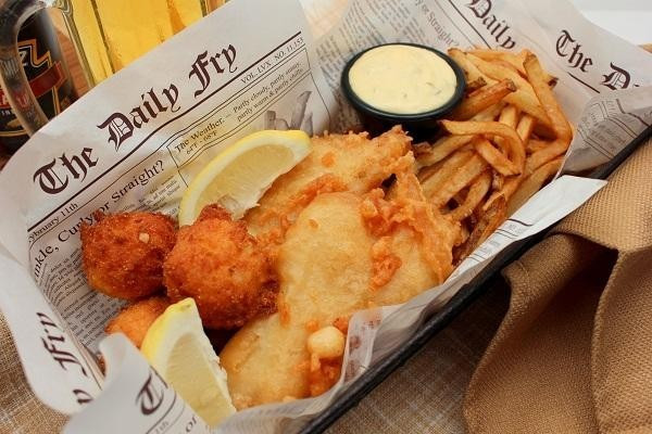 Fish And Chips: Cá trong món ăn này thường làm từ một loại cá đặc biệt, đặc trưng của vùng biển phía Bắc với tên gọi cá Tuyết. “Fish and chips” truyền thống được gói trong giấy báo. Món ăn này thường ăn kèm với đậu nghiền, sốt cà chua và một lát chanh…