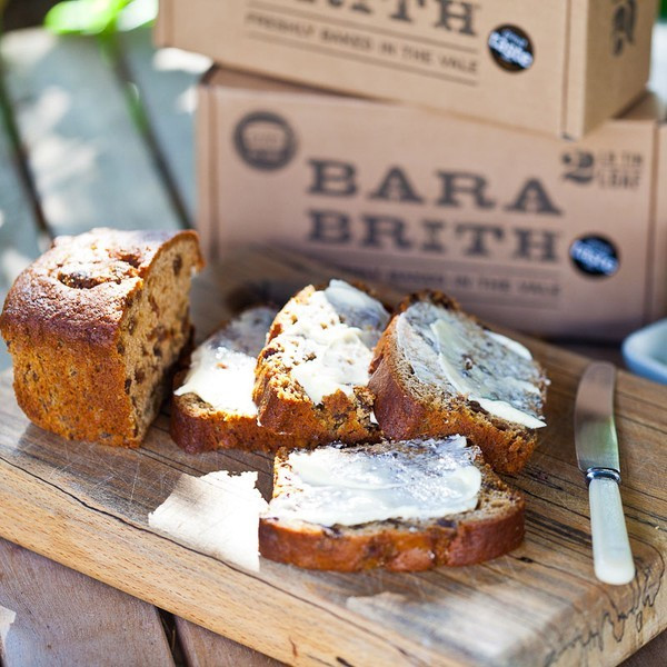 Bara Brith là món ăn truyền thống trong buổi trà chiều của dân xứ Wales. Thành phần trái cây khô (thường là nho) và nước trà tạo nên hương vị cũng như độ mềm ẩm đặc trưng của bánh. Bánh mì Bara Brith được cắt thành lát dày, thường ăn lúc còn ấm và có thể ăn kèm với bơ phục vụ lúc còn ấm.