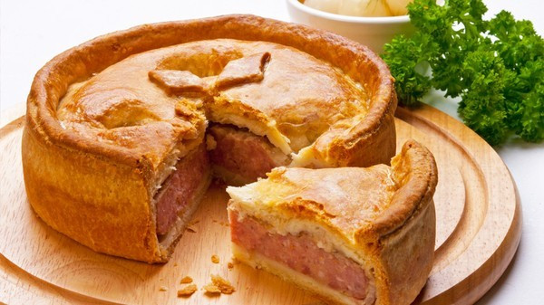 Pork pie: Món bánh có nhân thịt lợn xay và lớp vỏ ngọt, giòn của bánh pie là món ăn rất đặc trưng của nước Anh. Món này thường được bảo quản lạnh và sử dụng như một món trong bữa ăn nhẹ hoặc một phần của bữa ăn.