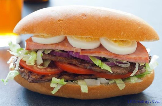 Sandwich bò là một trong những món ăn điểm tâm của người Anh bởi cách chế biến đơn giản nhưng đem lại sự thơm ngon cùng hương vị vô cùng tuyệt vời. Không những thế nó lại là món ăn mang đi đường vô cùng tiện lợi trong mỗi chuyến đi chơi xa của người dân Anh. Ảnh: Internet.