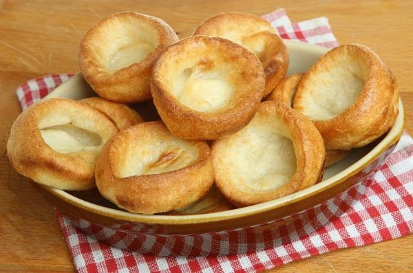 Yorkshire pudding từ lâu đã trở thành một trong các món ngon đặc biệt nổi tiếng trong nền ẩm thực truyền thống của nước Anh. Nguyên liệu cơ bản của món này bao gồm trứng, sữa, bột mì qua công đoạn chế biến bằng nghệ thuật gia truyền của người dân Yorkshire.