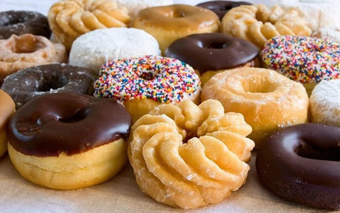 Bánh donut: Rất nhiều người ăn bánh donut khi muộn giờ làm hoặc muộn giờ học. Thế nhưng bánh rán chứa đầy chất béo chuyển hóa, chất béo, đường và carbohydrate. Ăn nhiều calo không lành mạnh có thể dẫn đến tăng cân.