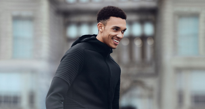 Trent Alexander-Arnold ăn mặc khá đơn giản, không chăm chút cầu kỳ.
