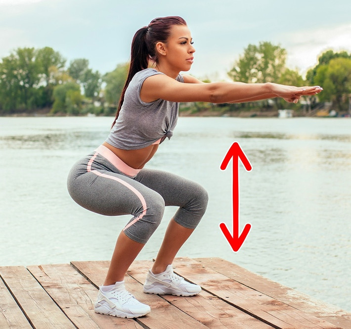 Squat là động tác cơ bản để cải thiện kích cỡ vòng ba. Đứng thẳng với hai chân dang rộng ngang vai. Đẩy hông của bạn về phía sau, ngồi xổm xuống và sau đó đứng lên. Đừng đặt áp lực lên đầu gối. Nên thực hiện động tác 20 lần x 3 hiệp.
