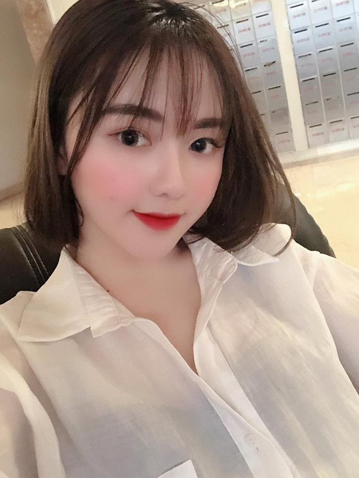 Cô nàng nhanh chóng thu hút sự chú ý bởi nhan sắc dễ thương.