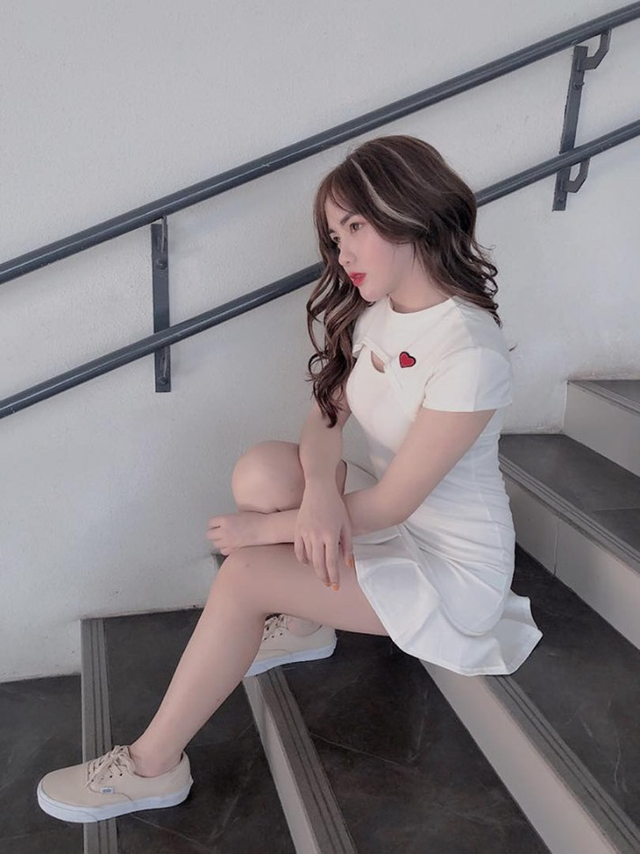 Cô thường xuyên diện váy ngắn trẻ trung như lứa tuổi 19 của mình.