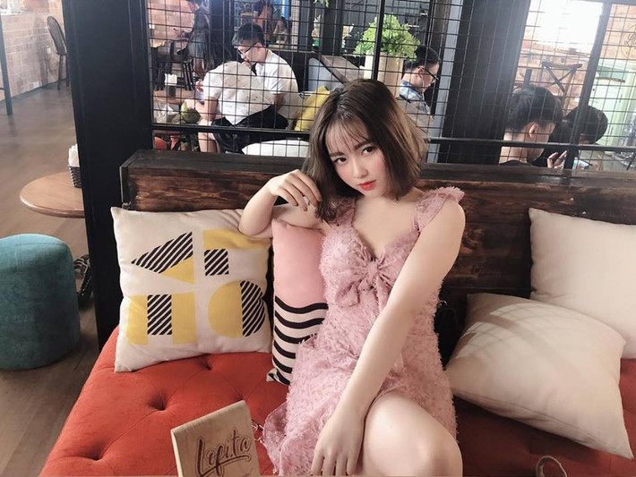 Từ cách ăn mặc đến kiểu tạo dáng đều toát lên sự gợi cảm.