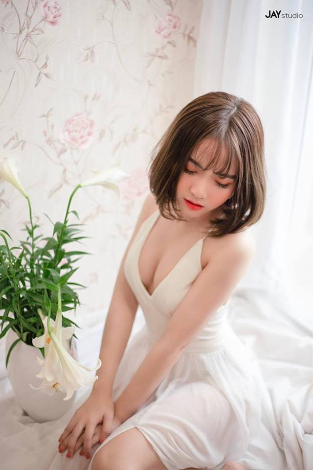 Người đẹp sinh năm 2000 cũng thường xuyên ăn mặc hở bạo.