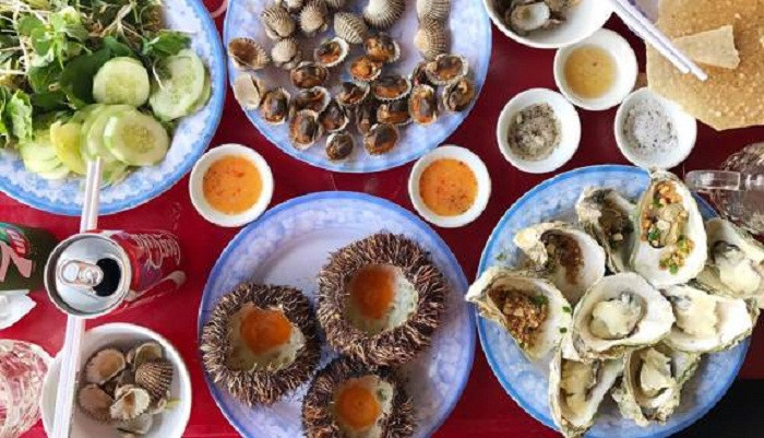 Hải sản tươi sống: Phú Yên là một tỉnh giáp biển và có một cảng hải sản sầm uất nằm ngay tại thành phố Tuy Hòa. Chính vì vậy không có gì khó hiểu khi tại Phú Yên có rất nhiều nhà hàng hải sản ngon và hút khách. Hải sản Phú Yên không chỉ tươi ngon mà giá cả còn rất phải chăng.